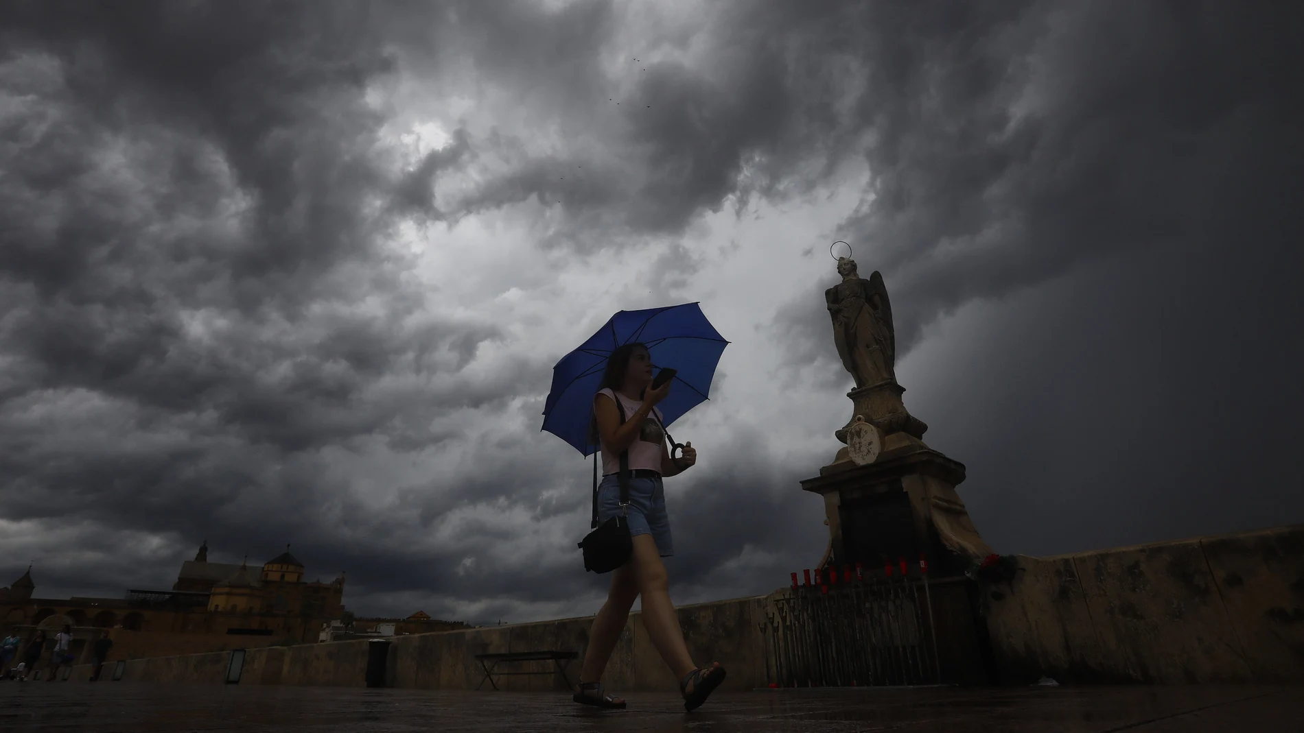 Una mujer se protege de las lluvias