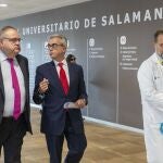 El consejero de Sanidad, Alejandro Vázquez, en el Hospital Universitario de Salamanca antes de firmar el acuerdo con el Ibsal y Novartis