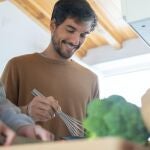La mayonesa se puede cortar debido al exceso de aceite, que hace que la mezcla tenga más grasa de la que el huevo puede absorber