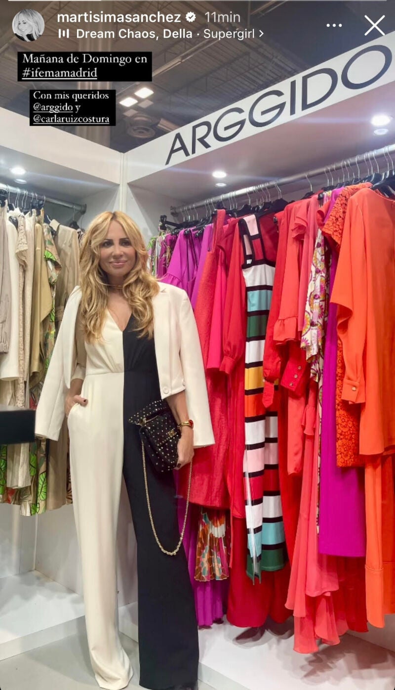 Marta Sánchez con mono bicolor.
