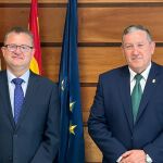 El consejero Gerardo Dueñas y el presidente de la Diputación de Zamora, Javier Faúndez, antes de la reunión