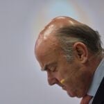 El vicepresidente del Banco Central Europeo (BCE), Luis de Guindos, participa en un acto en el Colegio Universitario de Estudios Financieros (CUNEF) de Madrid, a 3 de marzo de 2023, en Madrid (España). La jornada de hoy está marcada por la publicación del PMI servicios de febrero que se conocen tanto en Alemania, Francia e Italia, así como en el conjunto de la eurozona. 03 MARZO 2023;EUROZONA;ECONOMIA;BANCO CENTRAL;PMI; Jesús Hellín / Europa Press 03/03/2023