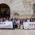 Los diputados valencianos rechazan con dos pancartas diferentes la violencia machista