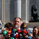 El presidente de ERC, Oriol Junqueras, comparece a las puertas del Congreso