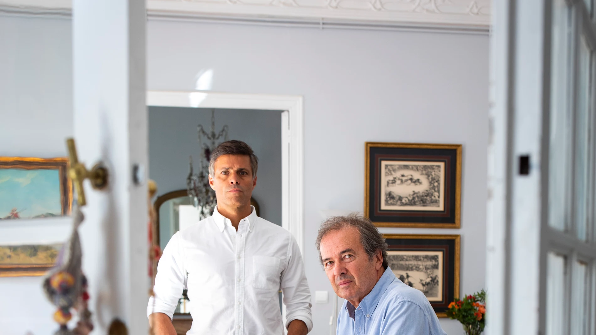 El escritor Javier Moro junto a Leopoldo López presenta el libro, Nos Quieren Muertos.© Jesús G. Feria.