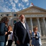 (I-D) El líder de ERC, Oriol Junqueras; el portavoz de ERC en el Congreso, Gabriel Rufián y la diputada de ERC Montserrat Bassa, a su llegada al Congreso de los Diputados para presenciar la sesión plenaria en la se aprueba el uso de las lenguas cooficiales, una sesión plenaria, en el Congreso de los Diputados, a 19 de septiembre de 2023, en Madrid (España). La aprobación 'exprés' del uso del catalán, el euskera y el gallego permitirá que los diputados puedan expresarse en todas esas lenguas en el Congreso a partir de hoy. La propuesta de la nueva presidenta de la Mesa del Congreso de los Diputados, Francina Armengol, salió adelante con la oposición del PP y comenzará con intérpretes provisionales. 19 SEPTIEMBRE 2023;CONGRESO;PLENO;JUNQUERAS;LENGUAS;CATALUNYA; Eduardo Parra / Europa Press 19/09/2023