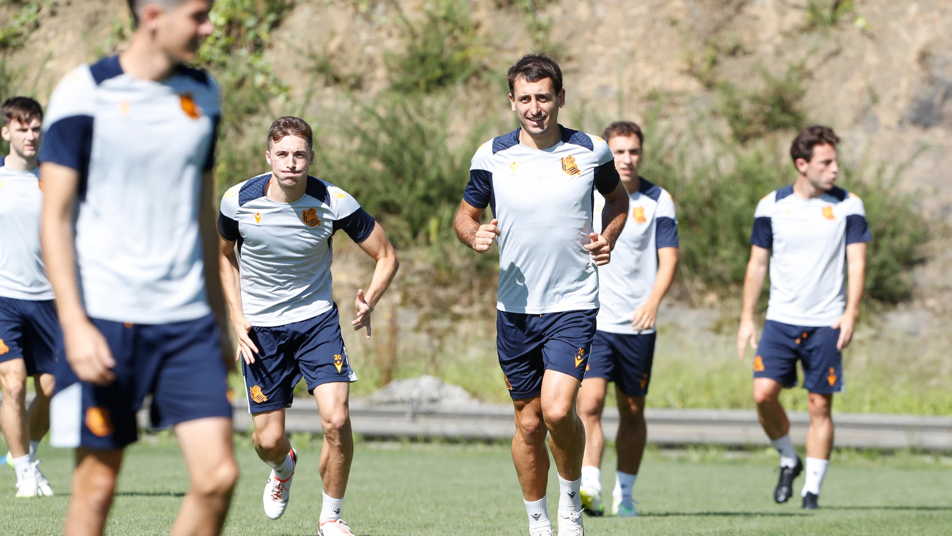 GRAFCAV3305. SAN SEBASTIÁN (ESPAÑA), 19/09/2023.- El capitán de la Real Sociedad, Mikel Oyarzabal (C), este martes durante el entrenamiento previo al primer partido de la Liga de Campeones frente al Inter de Milán que se disputará mañana en el estadio Reale Arena de San Sebastián. EFE/Juan Herrero.