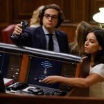 Diputados de Vox dejan sus pinganillos en el escaño de Pedro Sánchez durante el Pleno para el uso de las lenguas cooficiales