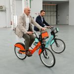 Carnero y Migallón se montan en una bicicleta de alquiler BIKI 