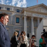 El presidente de ERC, Oriol Junqueras, comparece a las puertas del Congreso