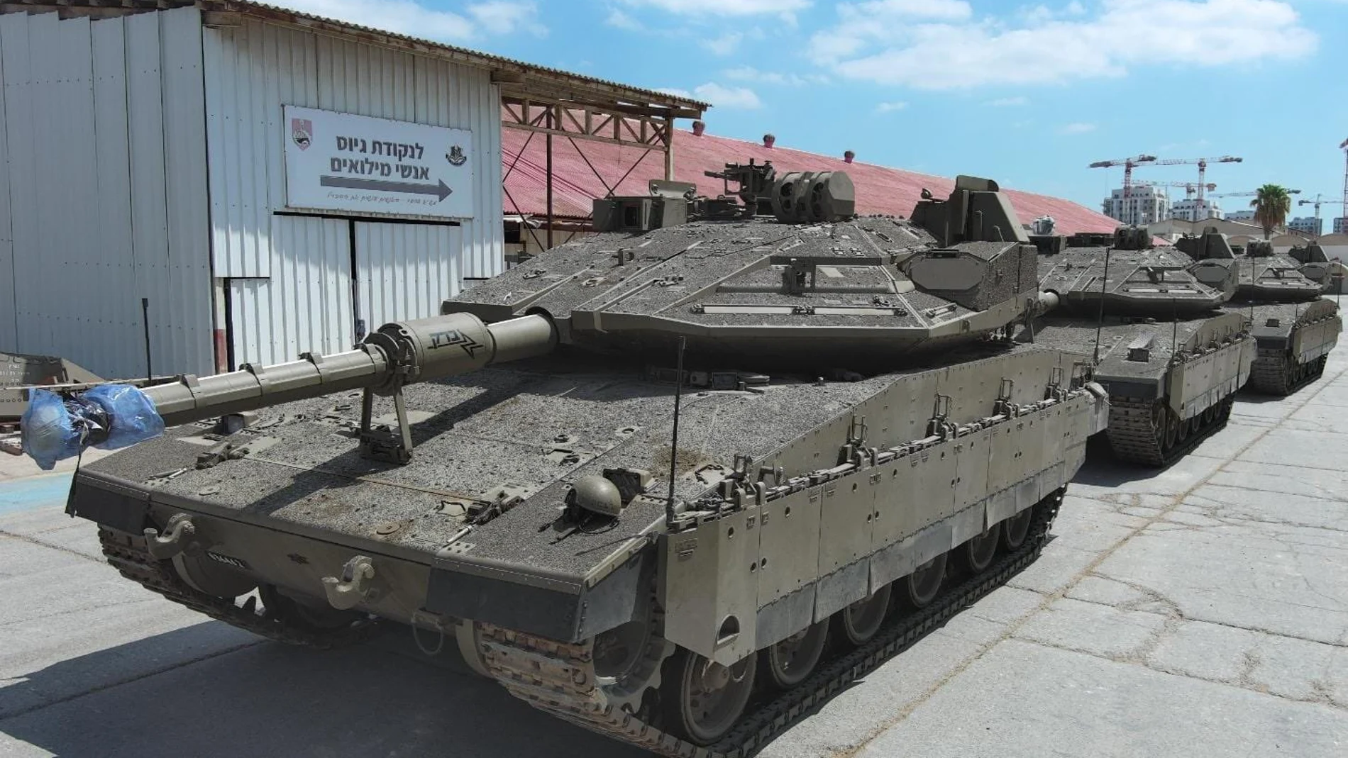 Varios carros de combate Merkava IV Barak antes de incorporarse a sus unidades