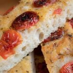 La focaccia puede llevar tomates cherry, queso, cebolla o aceitunas