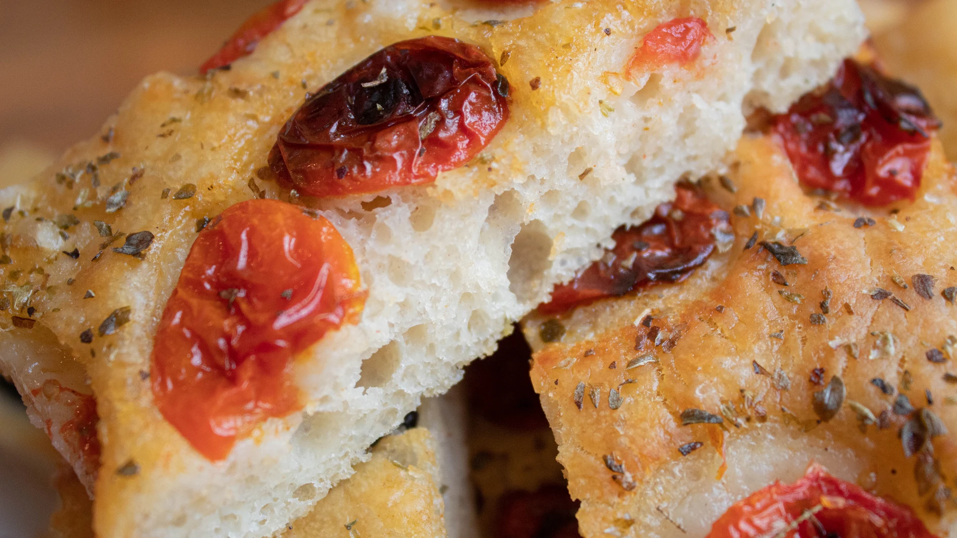La focaccia puede llevar tomates cherry, queso, cebolla o aceitunas