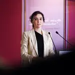 Ayuso inaugura una exposición monográfica del diestro Julian López ‘El Jul