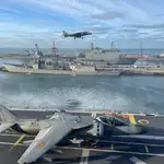 Un "Harrier" en el "Juan Carlos I" con el "Castilla" al fondo