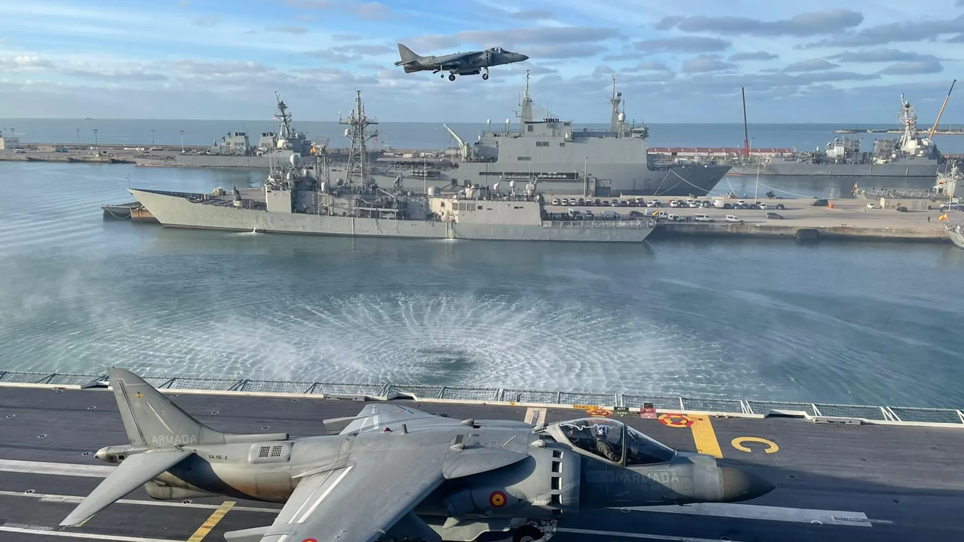 Un "Harrier" en el "Juan Carlos I" con el "Castilla" al fondo
