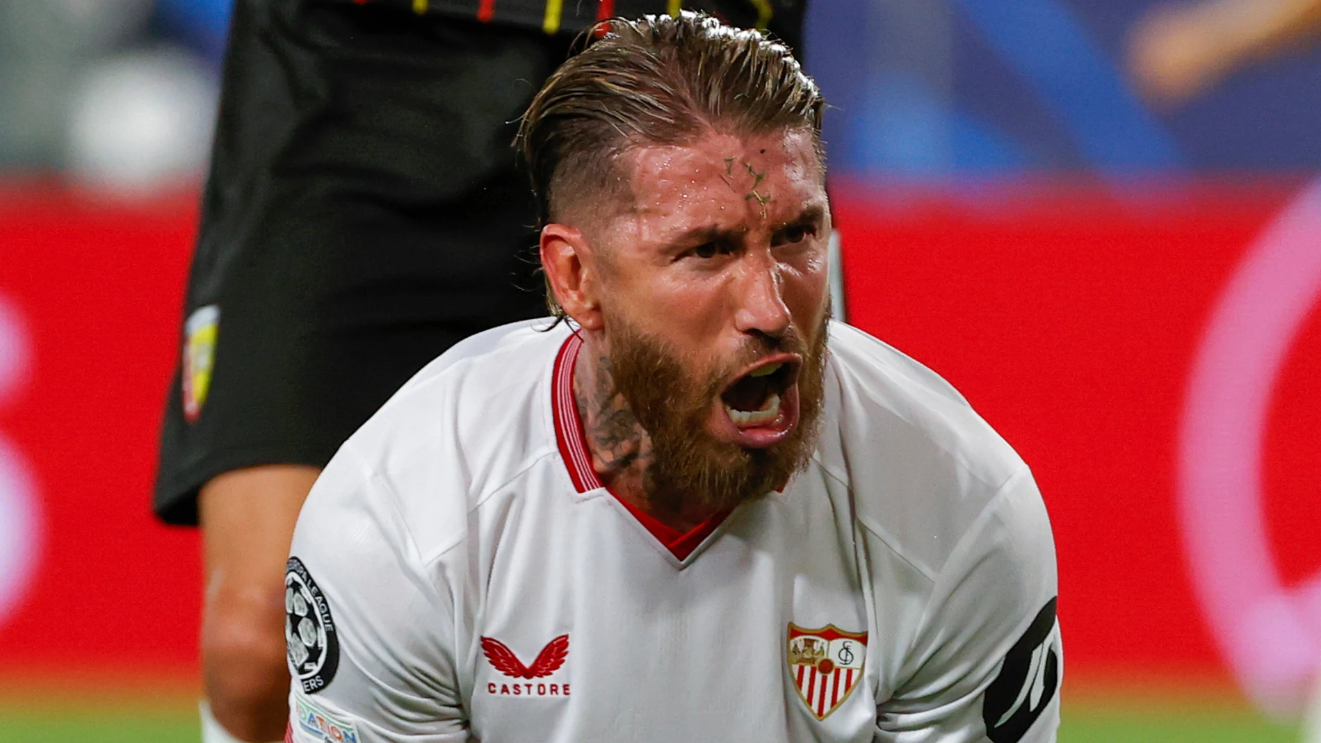 SEVILLA. 20/09/2023.- El defensa del Sevilla Sergio Ramos se lamenta tras fallar un remate ante el Lens, durante el encuentro correspondiente a la fase de grupos de la Liga de Campeones que disputan hoy miércoles en el estadio Ramón Sánchez Pizjúan de Sevilla. EFE / Julio Muñoz.