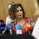GRAF4163. BRUSELAS, 20/09/2023.- La ministra de Hacienda en funciones, María Jesús Montero, hace declaraciones a los medios con motivo de su comparecencia ante la Eurocámara para presentar las prioridades de la Presidencia española del Consejo de la UE, este miércoles en Bruselas. EFE/ Pablo Garrigos