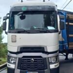 Un camionero sigue las indicaciones del GPS y acaba atrapado con su trailer en una carretera de Ferrol