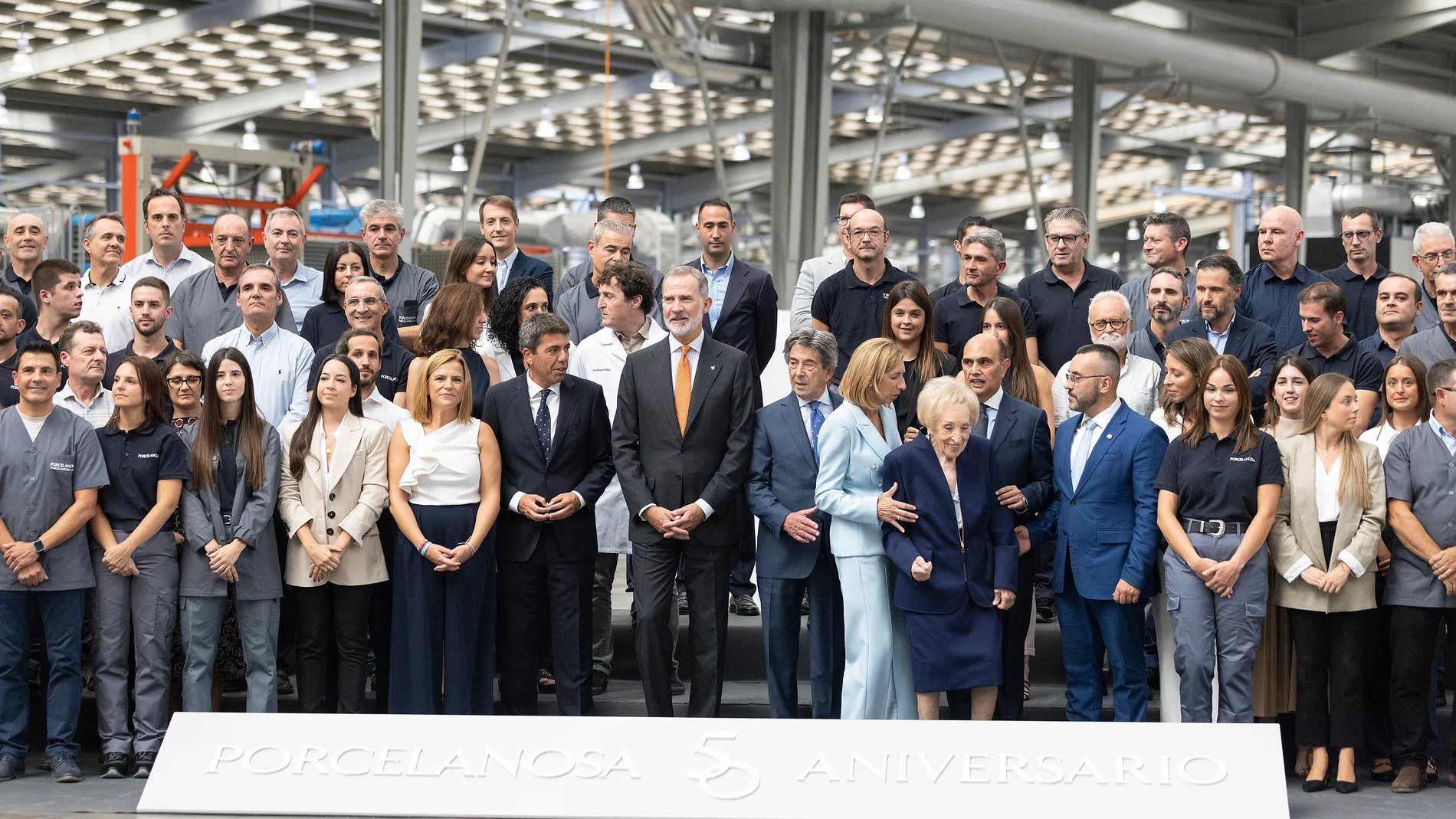 El Rey Felipe VI posa en una foto de familia junto a trabajadores de Porcelanosa durante su visita a las instalaciones de Porcelanosa, a 21 de septiembre de 2023, en Vila-Real, Castellón de la Plana, Comunidad Valenciana (España). Porcelanosa Grupo es una compañía de referencia en el mercado nacional e internacional, asentada sobre valores como la innovación, la sostenibilidad, la creatividad y la calidad con un equipo formado por casi 5000 personas. Este año, celebra sus 50 años de experienc...