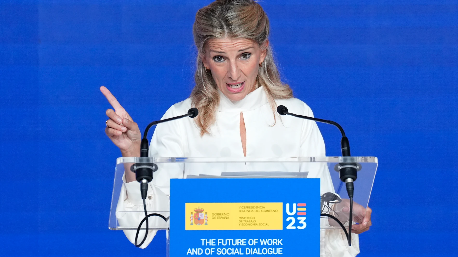 La vicepresidenta segunda y ministra de Trabajos y Asuntos Económicos, Yolanda Díaz, ofrece una rueda de prensa junto al comisario europeo de Empleo y Derechos Sociales, en el Hostal dos Reis Católicos, a 21 de septiembre de 2023, en Santiago de Compostela, A Coruña, Galicia (España). El encuentro que han mantenido Díaz y Schmit se produce en el marco de la reunión de Alto Nivel 'El futuro del trabajo y del diálogo social'. El Ministerio de Trabajo y Economía Social acoge hoy y mañana esta re...