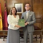 La presidenta de la Asamblea Regional, Visitación Martínez; y el Fiscal Superior de la Región de Murcia, José Luis Díaz Manzanera