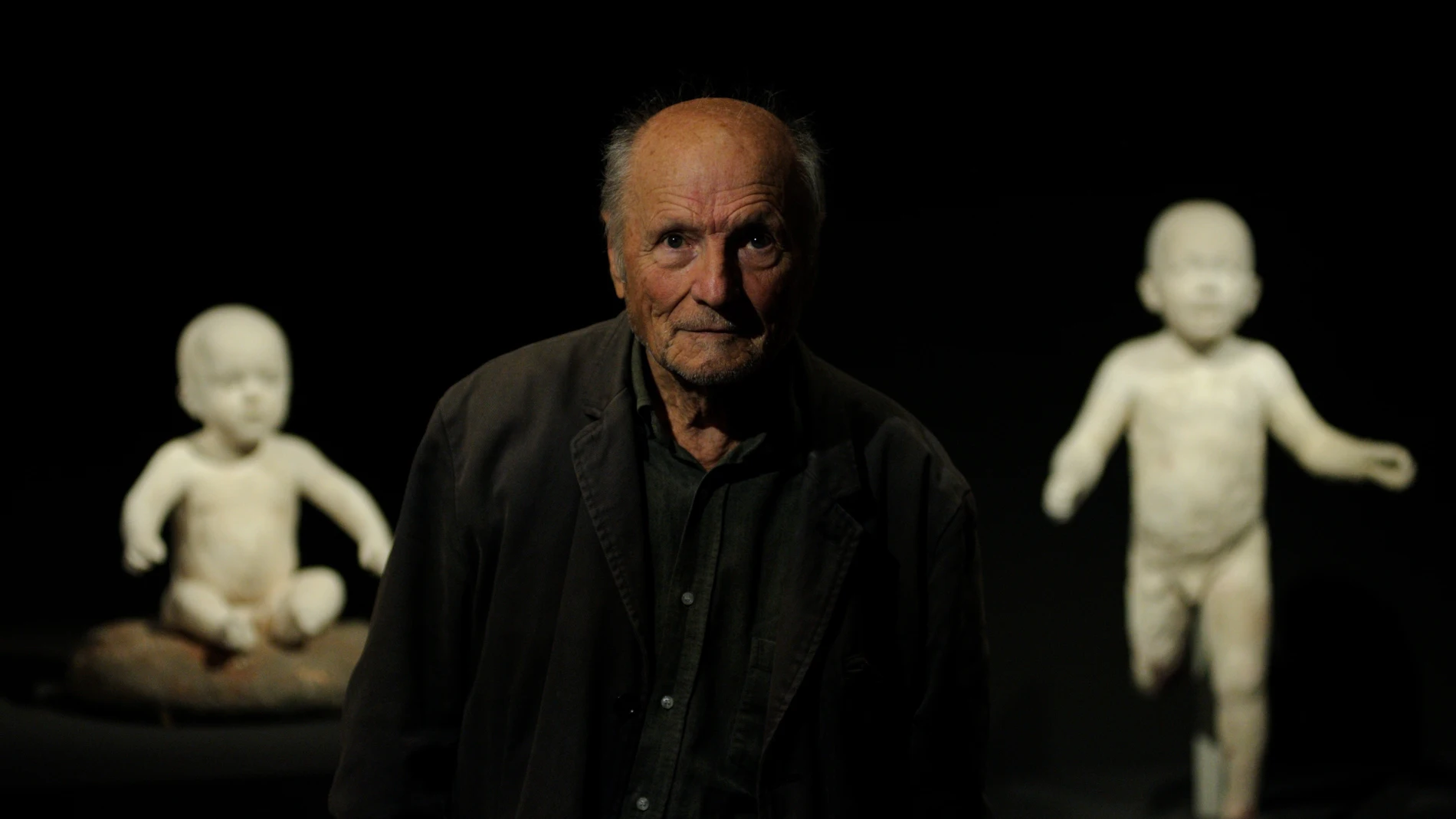 El artista Antonio López durante posa junto a sus obras en la presentación de la exposición ‘Antonio López’, en La Pedrera, a 21 de septiembre de 2023, en Barcelona, Catalunya (España). La exposición es la primera muestra monográfica retrospectiva del pintor Antonio López que se presenta en Barcelona, y reúne una cuidada selección de unos ochenta obras —entre pintura, escultura y dibujo— que permite trazar un recorrido por la trayectoria de este artista a lo largo de siete décadas de trabajo,...
