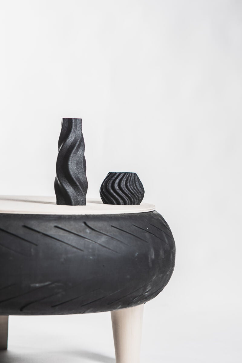 Detalle de prototipo de mesa realizada con neumáticos