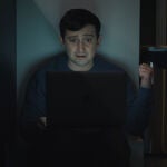 Danny es un periodista noctámbulo y agorafóbico
