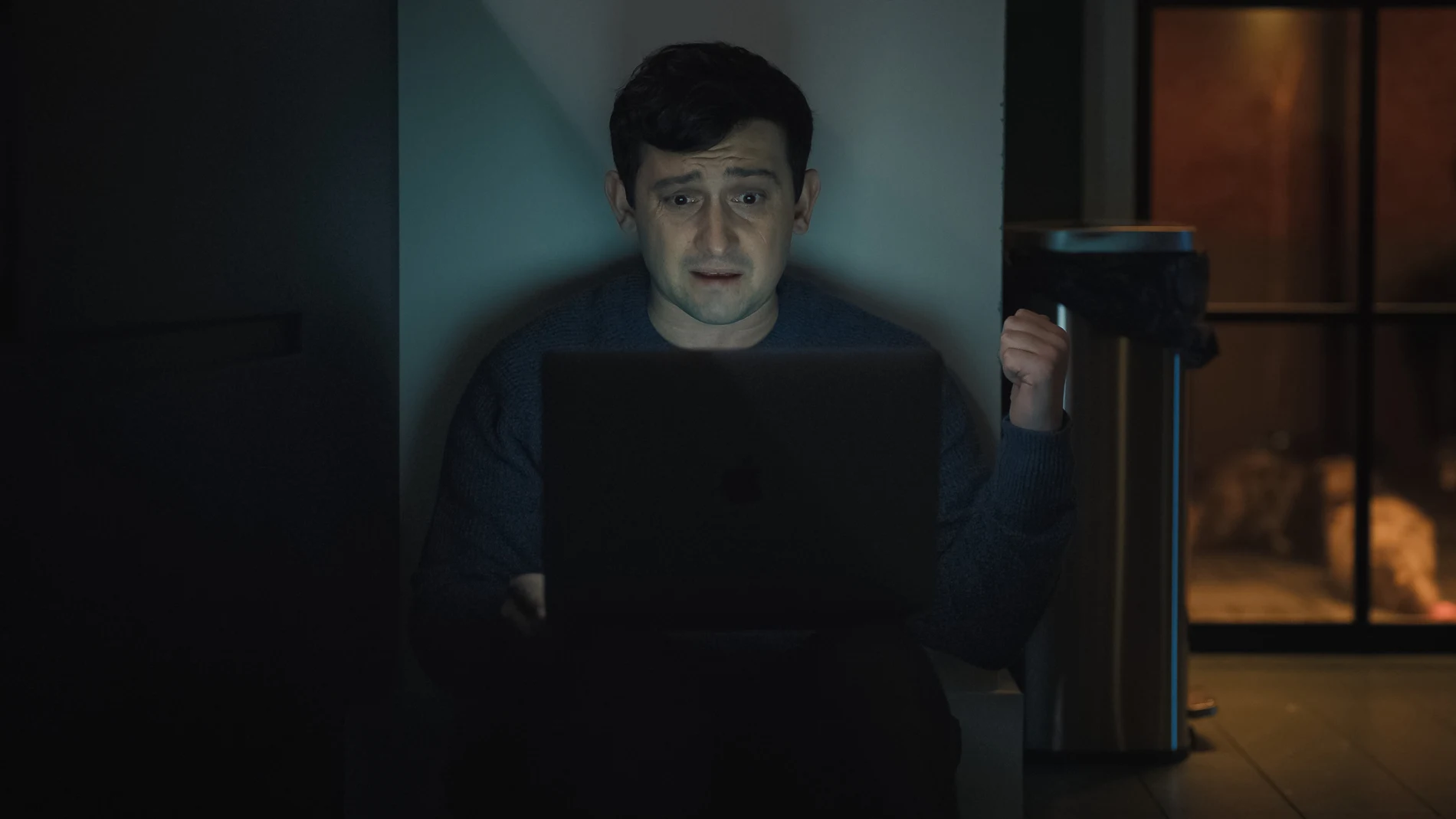 Danny es un periodista noctámbulo y agorafóbico