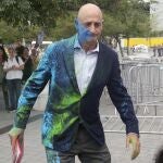 Un centenar de activistas por la vivienda que se han manifiestado este miércoles a las puertas del salón inmobiliario The District, cuyos accesos protegen los Mossos, han arrojado polvos de colores a algunos asistentes, lo que ha provocado momentos de tensión y problemas en la entrada de visitantes