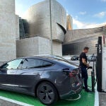 Uno de los vehículos usados en la prueba durante su recarga