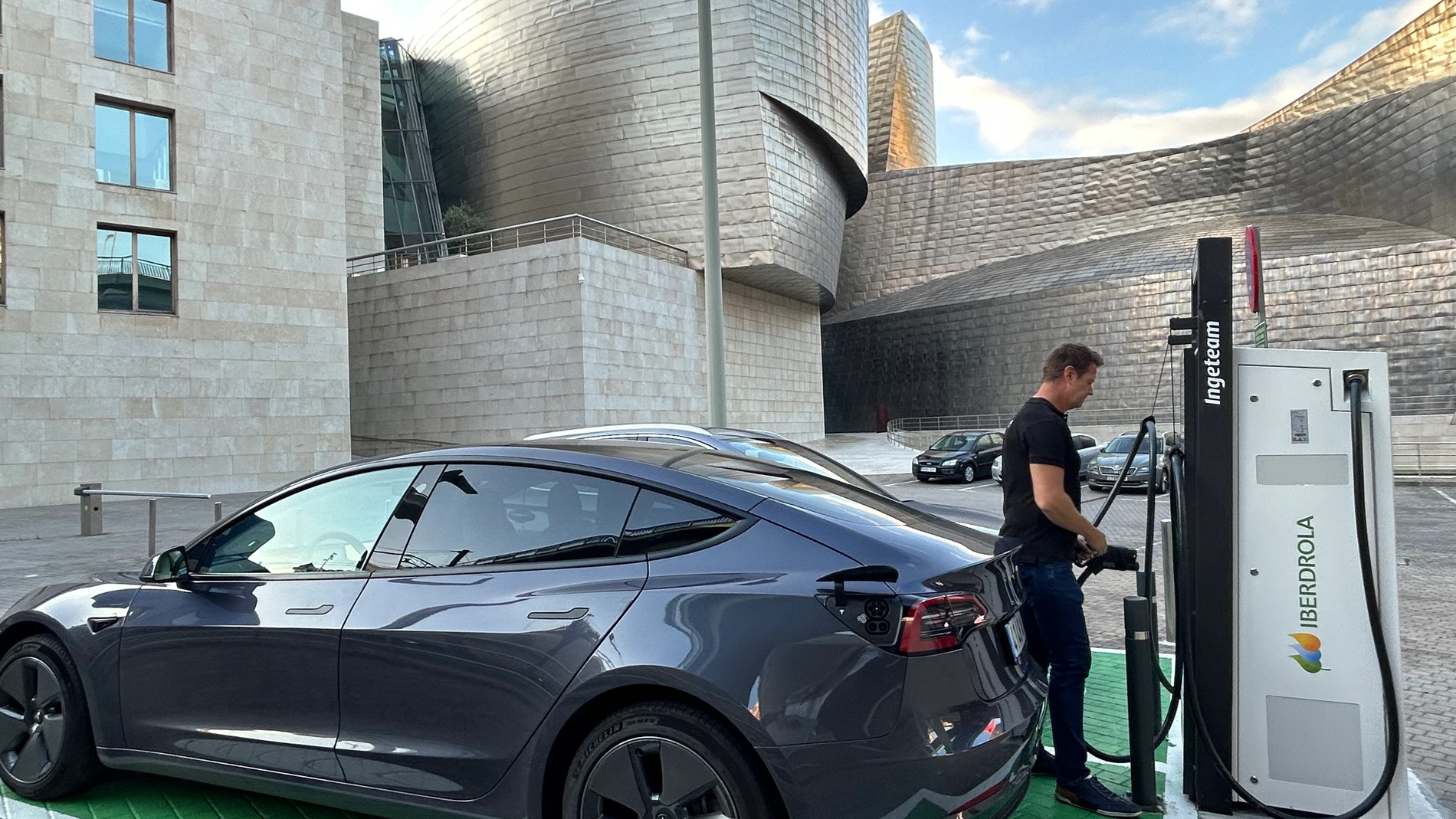 Uno de los vehículos usados en la prueba durante su recarga