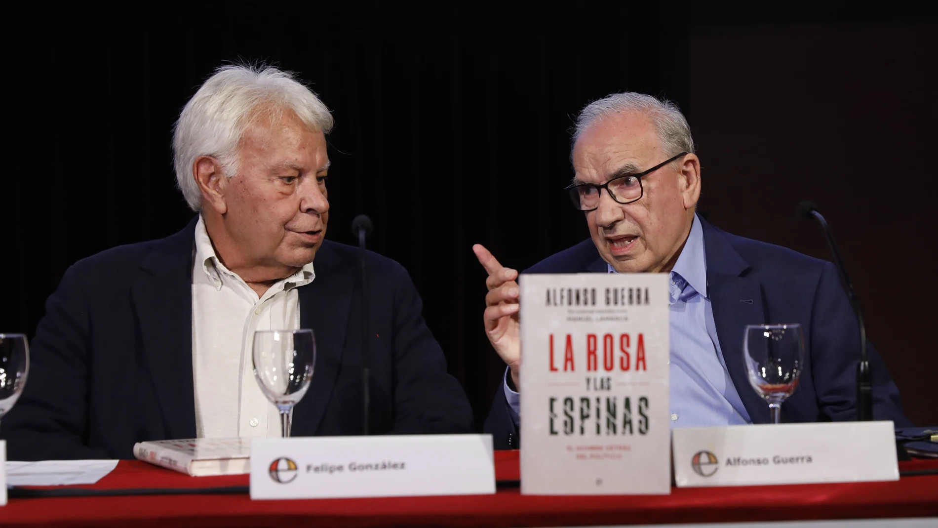 Presentación del libro de Alfonso Guerra, La Rosa y Las Espinas, con la presencia de Felipe Gónzalez.