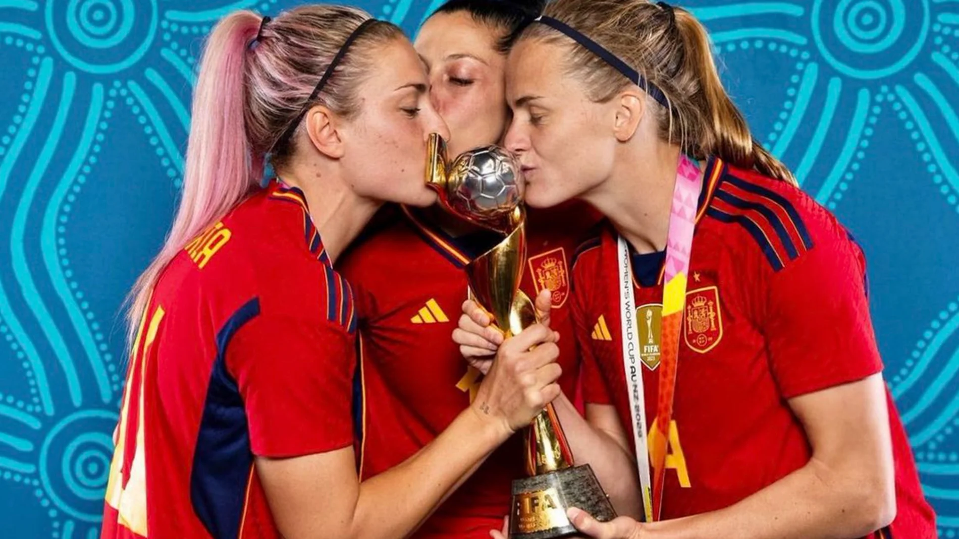 La foto de Jenni con Irene Paredes y Alexia Putellas tras la rueda de prensa