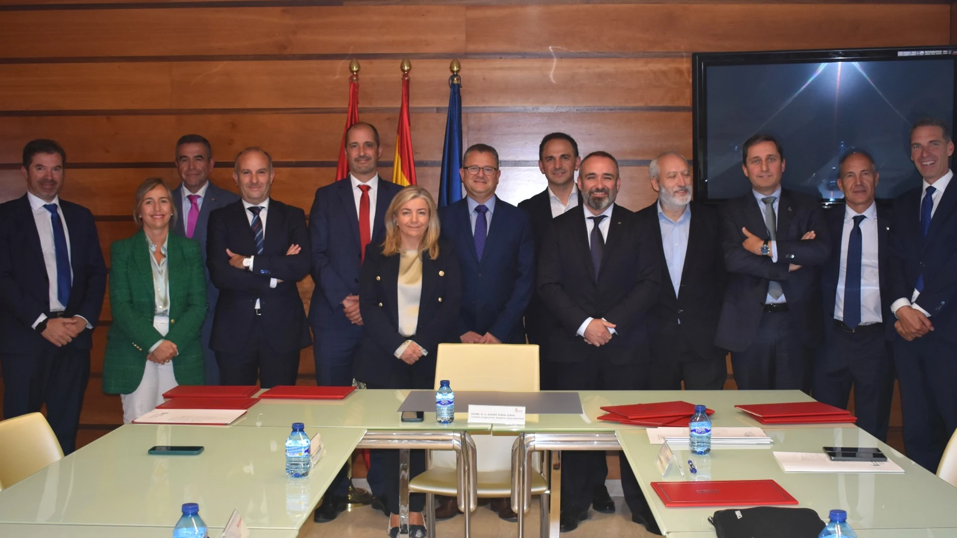 El consejero Gerardo Dueñas con los representantes de las entidades financieras