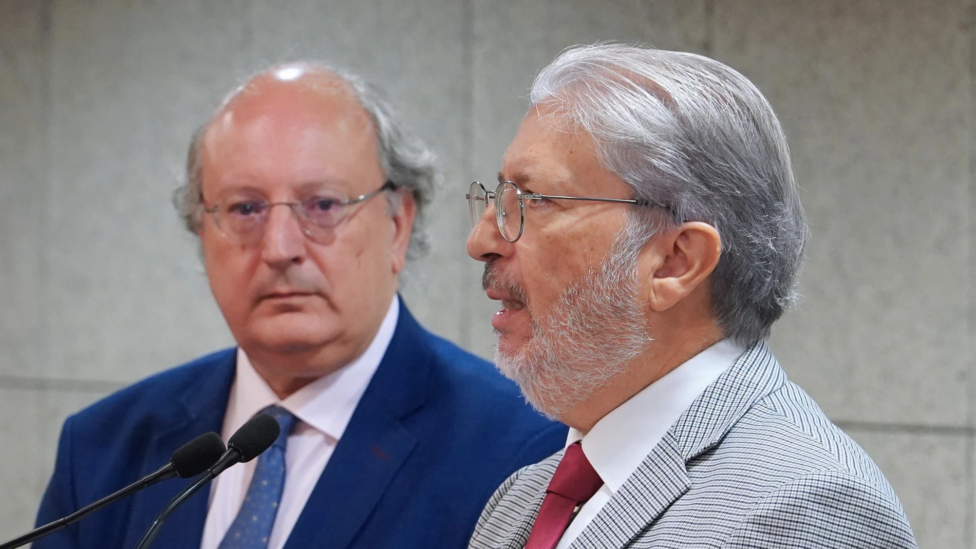 El presidente del CESCyL, Enrique Cabero, y su homólogo en la entidad cultural, Diego Fernández Jiménez, en la jornada ‘Cómo mejorar la participación política del pueblo gitano’