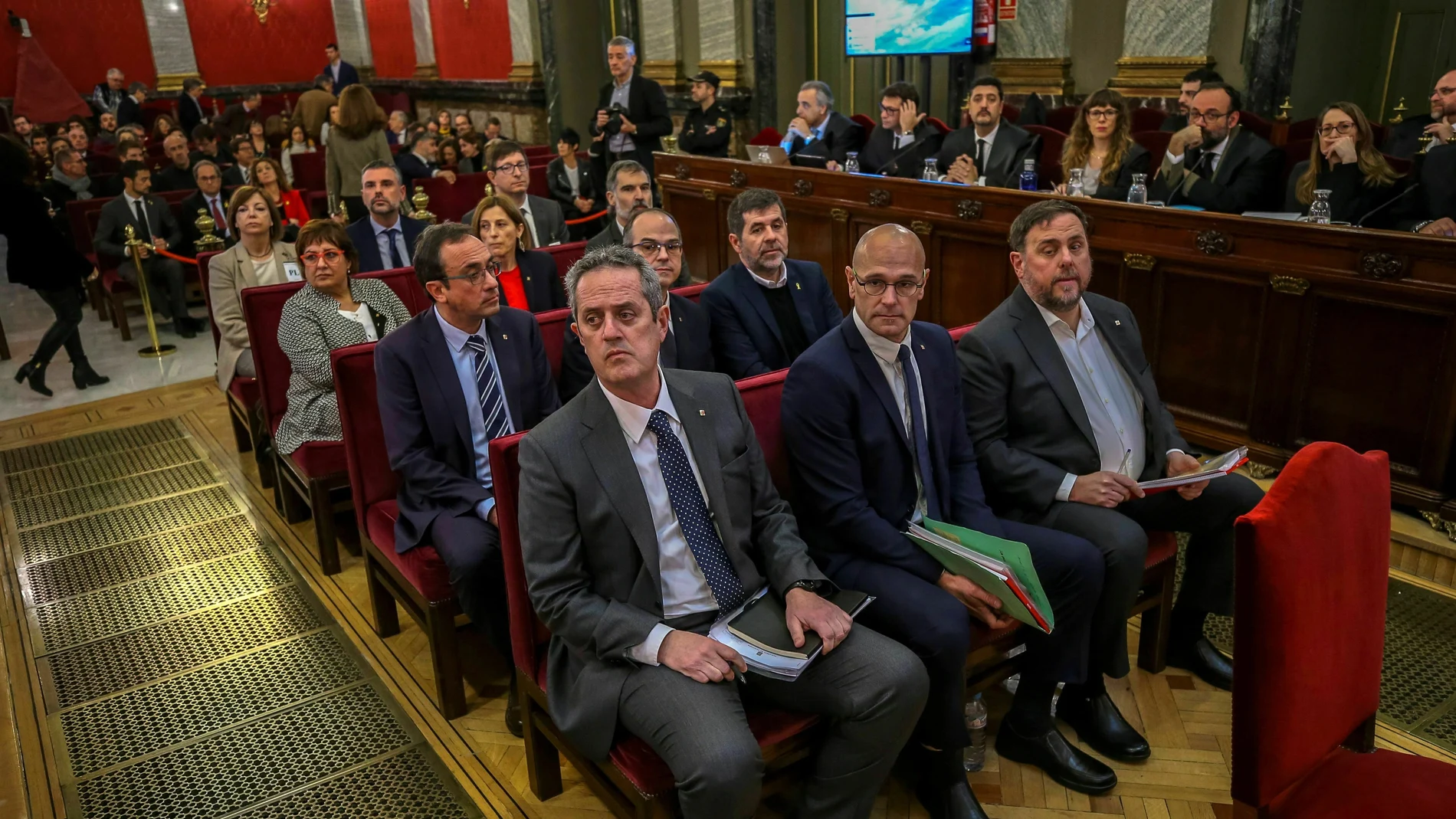 GRAF5757. MADRID, 12/02/2019.- El presidente del tribunal y ponente de la sentencia, Manuel Marchena (4i), junto a los magistrados, Andrés Palomo (i), Luciano Varela (2i), Andrés Martínez Arrieta (3i), y Juan Ramón Berdugo (3d), Antonio del Moral (2d) y Ana Ferrer (d), durante la primera jornada del juicio del "procés" en la Sala de Plenos del Tribunal Supremo, en el que están acusados doce líderes independentistas, incluido el exvicepresident Oriol Junqueras, por el proceso soberanista catalán que derivó en la celebración del 1-O y la declaración unilateral de independencia de Cataluña (DUI). EFE/Emilio Naranjo ***POOL***