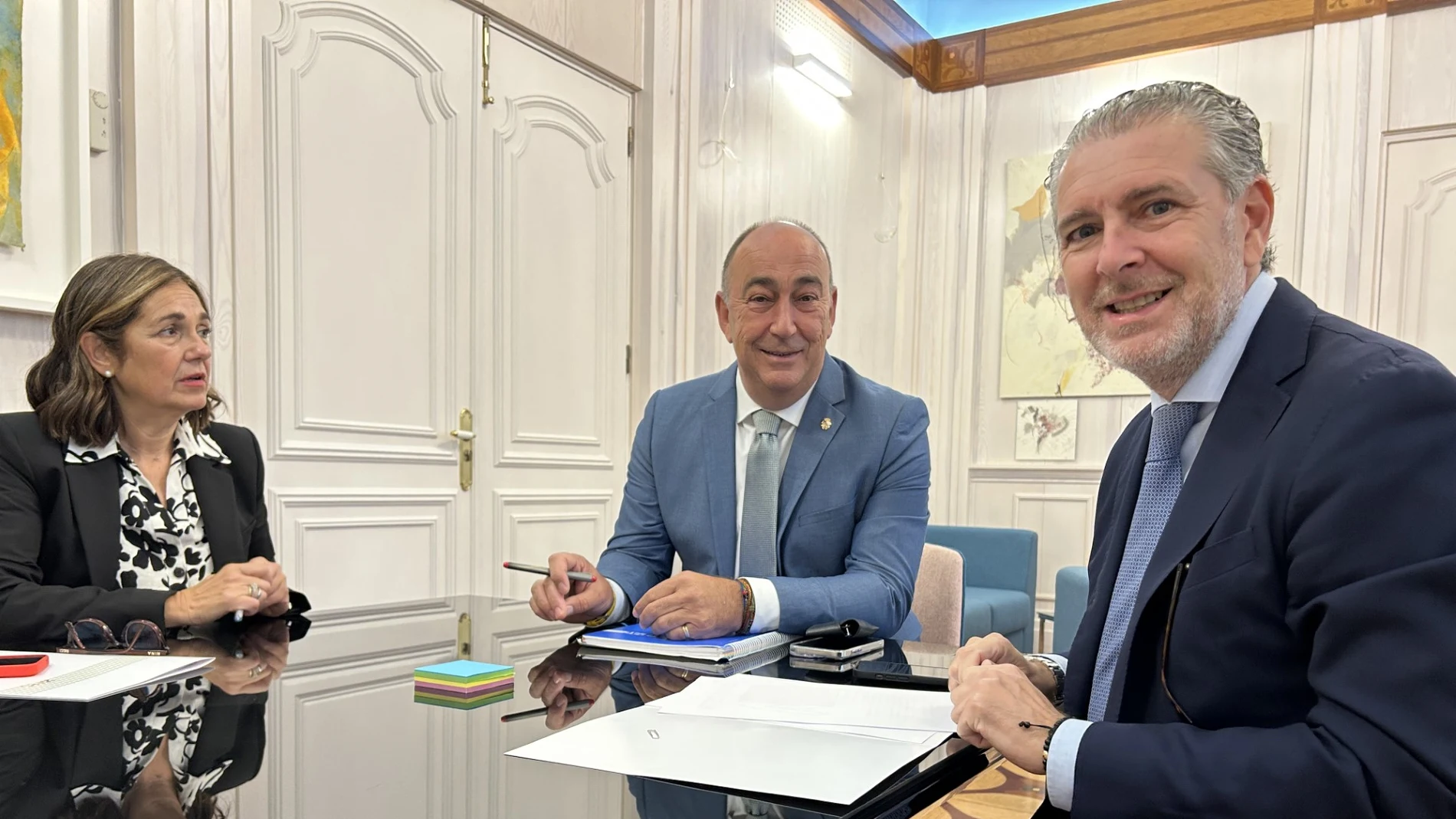El presidente de la Diputación de Segovia, Miguel Ángel de Vicente, y su homólogo en la Federación Empresarial Segoviana, Andrés Ortega, acompañado de la secretaria general, Beatriz Escudero, se reúnen para tratar asuntos de interés