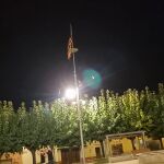 Estelada en una plaza de un municipio de Cataluña