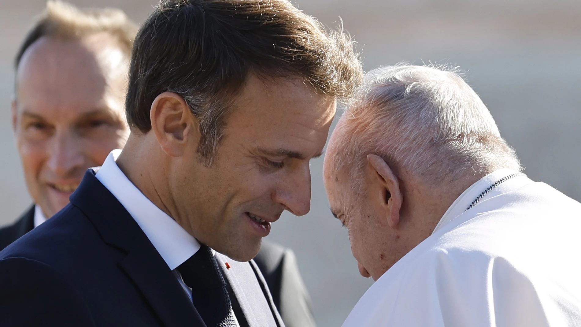 -FOTODELDIA- Marsella (Francia), 23/09/2023.- El Papa Francisco se ha reunido con el presidente francés Emmanuel Macron en Marsella, Francia, el 23 de septiembre de 2023 por cuarta vez con ocasión de los Encuentros Mediterráneos que reúnen a obispos y jóvenes de todo el Mediterráneo para fomentar el diálogo sobre solidaridad, ecología y diálogo entre culturas. Emmanuel Macron y el Papa Francisco abordarán la situación internacional, la guerra en Ucrania y el Sahel. EFE/Sebastien Nogier / POOL