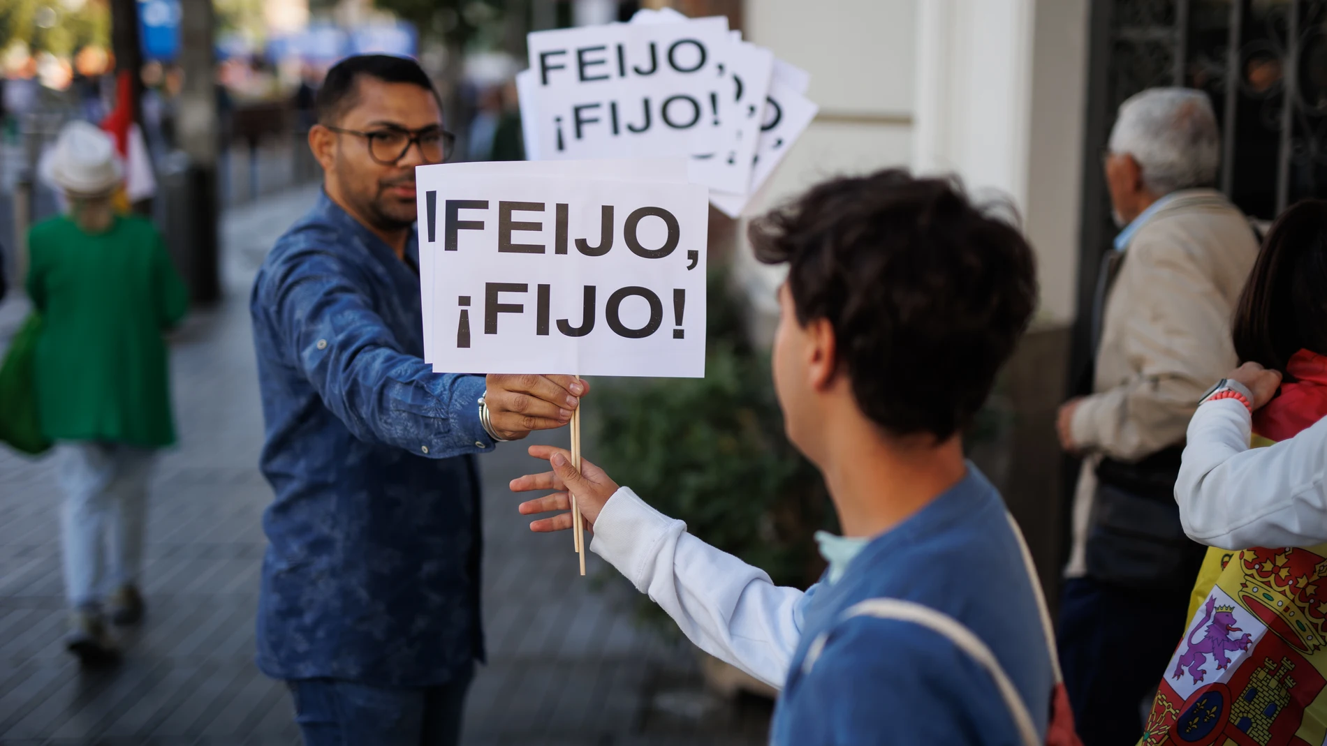 Dos personas sujetan pancartas que aluden al líder del PP y candidato a la Presidencia del Gobierno, Alberto Núñez Feijóo, previo a la manifestación organizada por el PP, a 24 de septiembre de 2023, en Madrid (España). Bajo el lema ‘A la calle contra la amnistía, el referéndum y contra aquellos que quieren destruir nuestro Estado de Derecho’, el Partido Popular ha organizado una movilización cívica e institucional contra el intento de Pedro Sánchez de “destruir la Constitución” con una posibl...