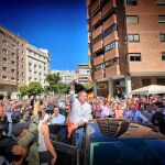 El líder del PP, Alberto Núñez Feijóo antes de abandonar el acto por la igualdad saludó a los asistentes desde el coche.