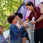 La concejala Mayte Martín entrega el premio a la vencedora Gema Martín