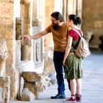Dos personas por las calles de León