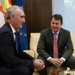Un instante de la reunión entre Fernández Mañueco y José Mazarías en Segovia