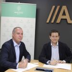 El director territorial en Castilla y León de Abanca, Marcos Lamas, y por el presidente del Fórum de Jóvenes de EFCL, Jaime Ortega, tras firmar el acuerdo
