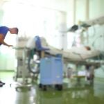 Un médico atiende a un paciente en Madrid