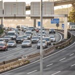 Caravana de vehículos de "Ertzainas en lucha" ralentiza el tráfico en los accesos a Bilbao