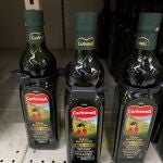 Botellas y garrafas de aceite de oliva. Algunas botellas llevan alarma por el alto precio de este. 